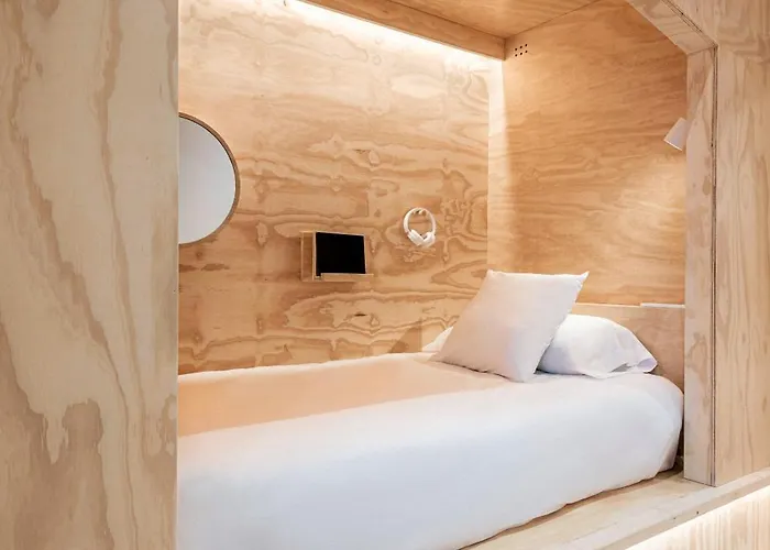 Colo Colo - Single Private Beds Hostel